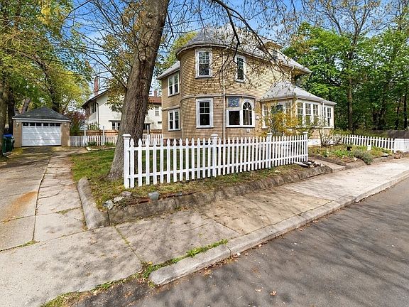 2nd image of 10 Oak Bluff St