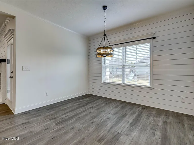 711 Courtland Ln — Photo 12