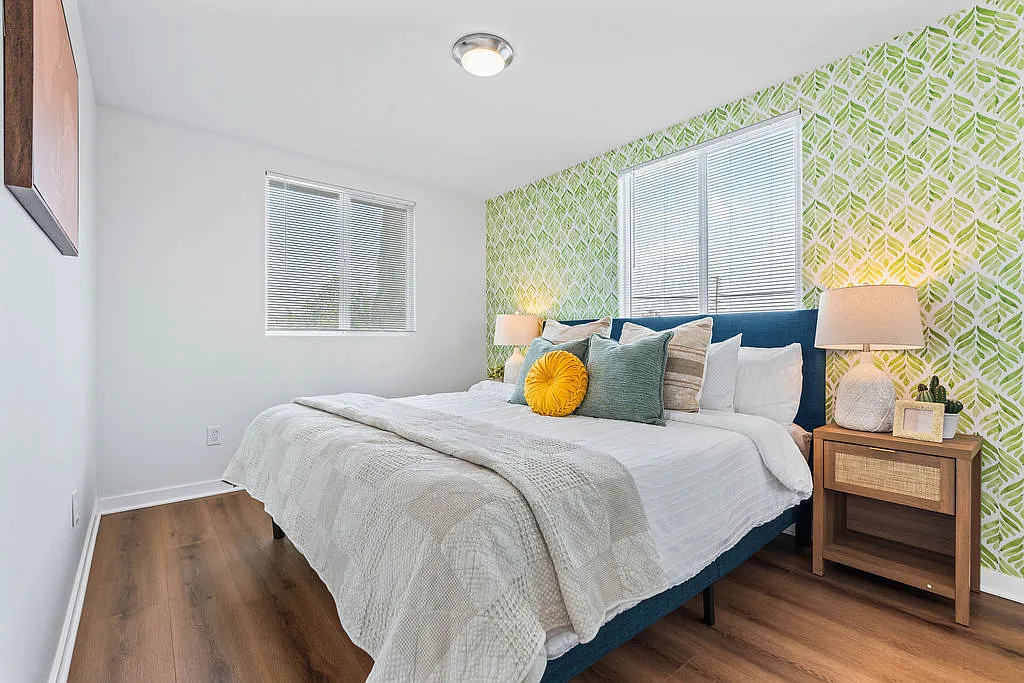 122 N Rowan Ave — Photo 3