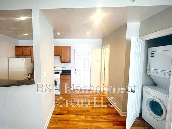 4th image of 910 W Oakdale Ave #Gf
