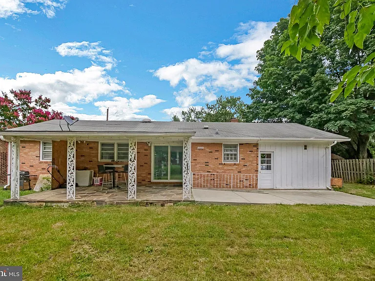 323 Russelcroft Rd — Photo 18