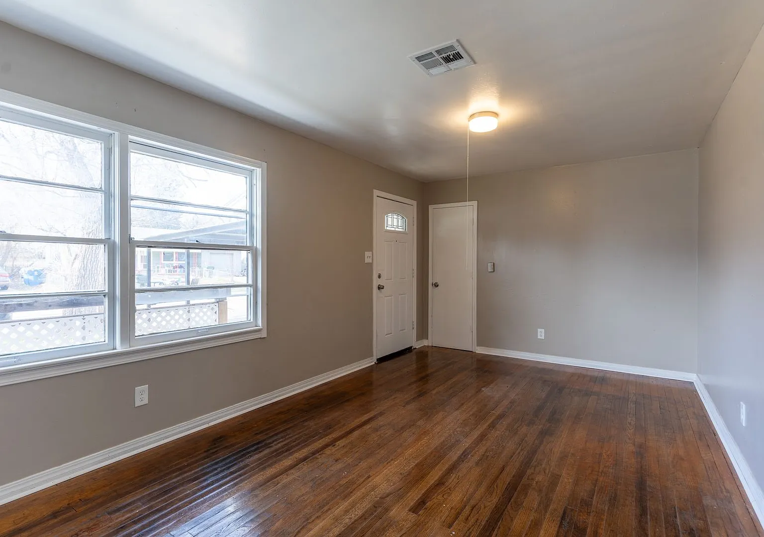 Introducing a charming 4-bedroom, 1-bathroom home nestled in the heart of Midwest City — Photo 3