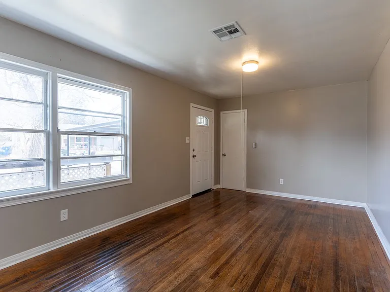 3308 N Holman Ct — Photo 3