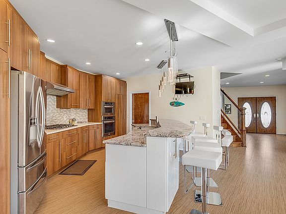 5th image of 39 Hill Dr