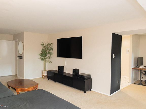 4th image of 2016 Colts Neck Rd APT 9/1A