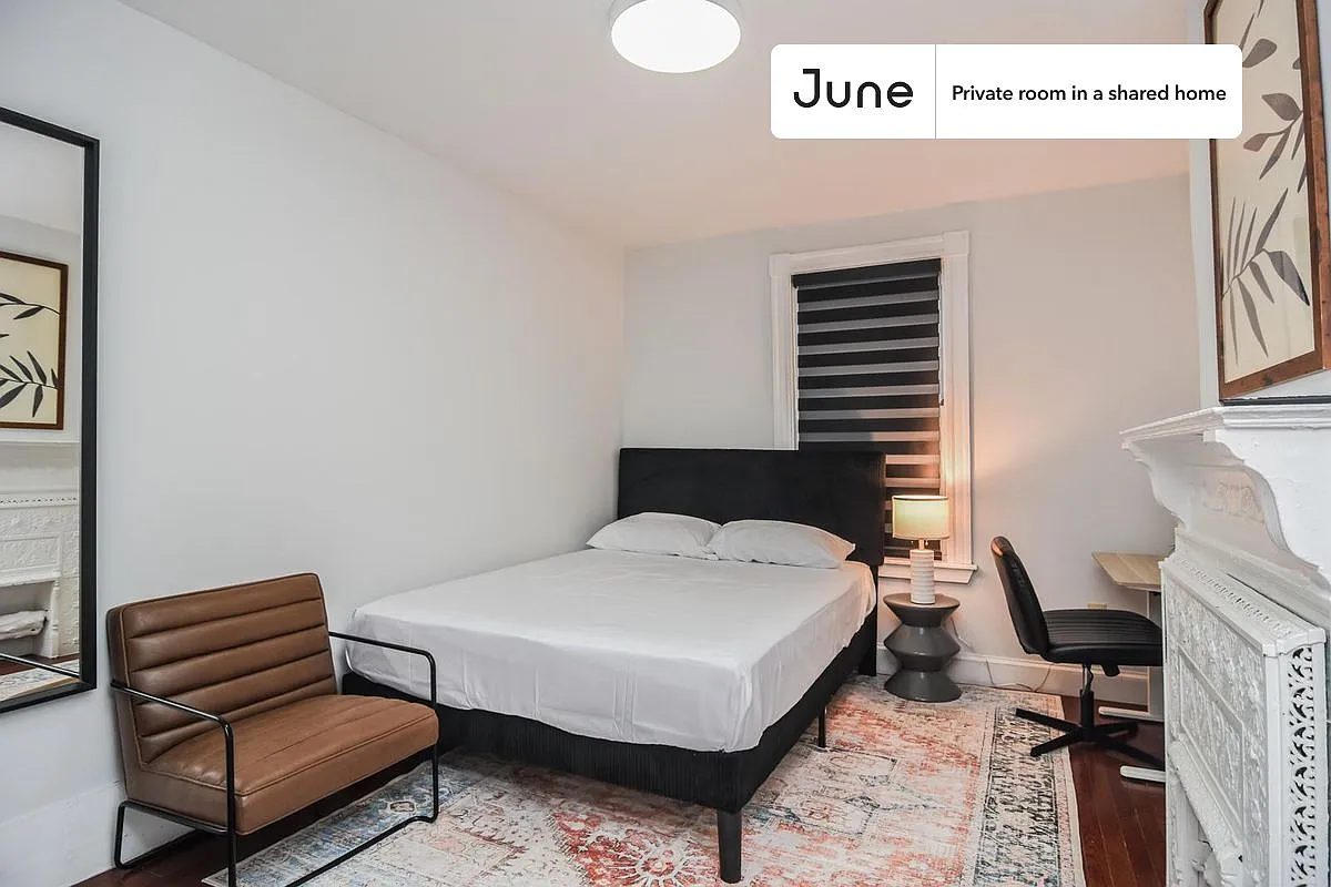 Queen bedroom in 7 bed/2 bath home in Allston #834 F — Photo 1