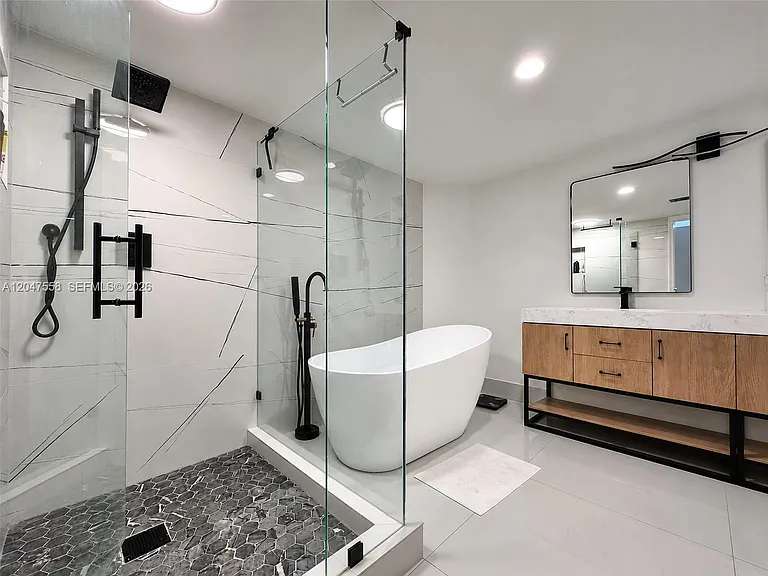 3640 Yacht Club Dr #1903 — Photo 16