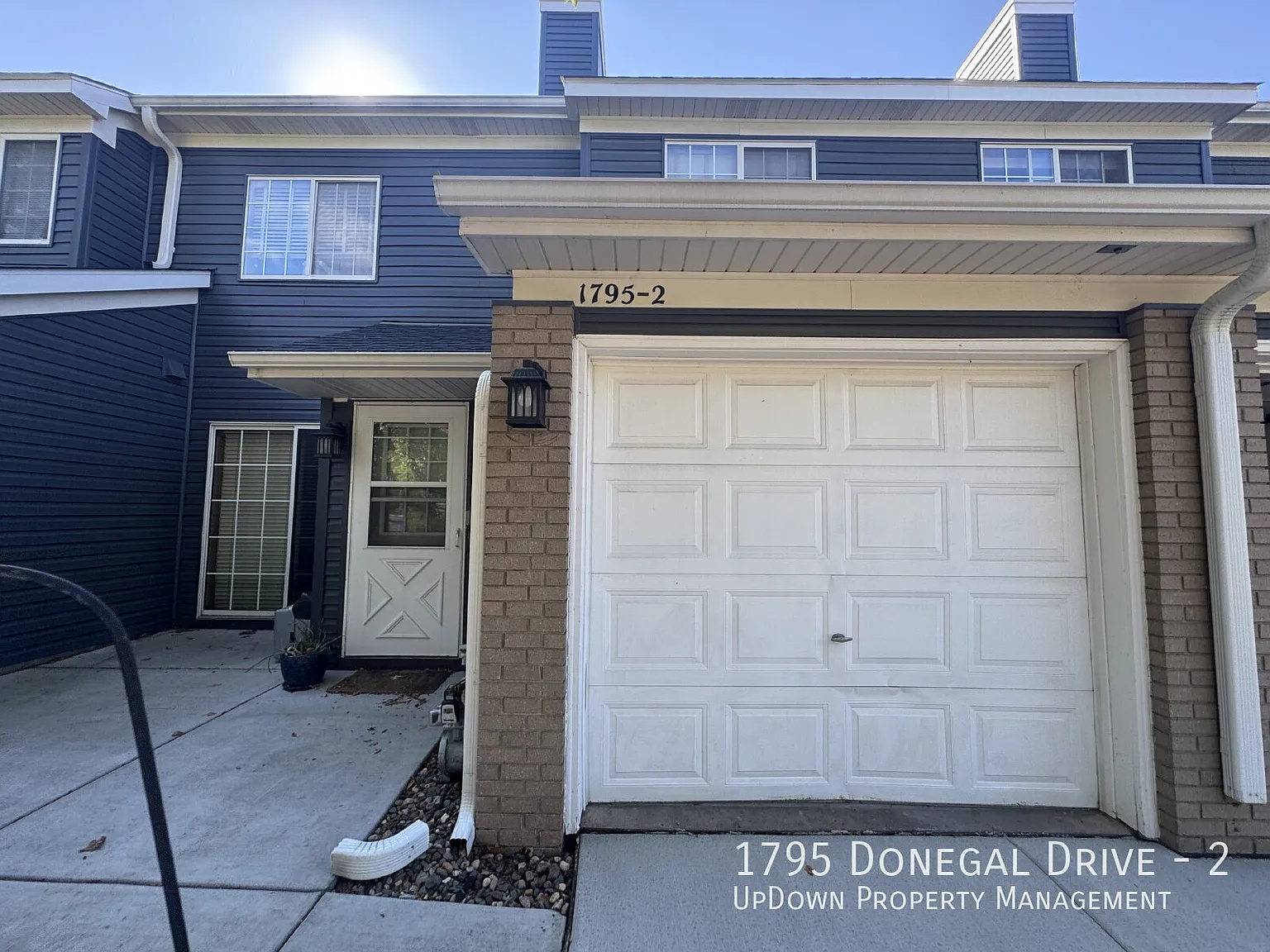 Charming 2-Bed Townhouse Retreat in Woodbury Spacious 1080 Sq Ft with 1 Bath. — Photo 2