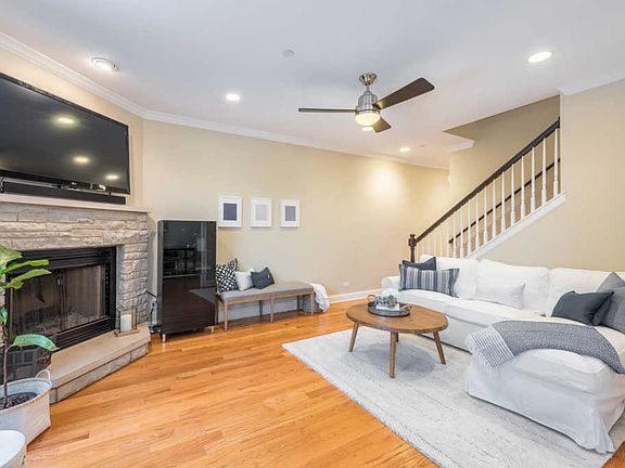 3rd image of 714 Kingsbrook Gln