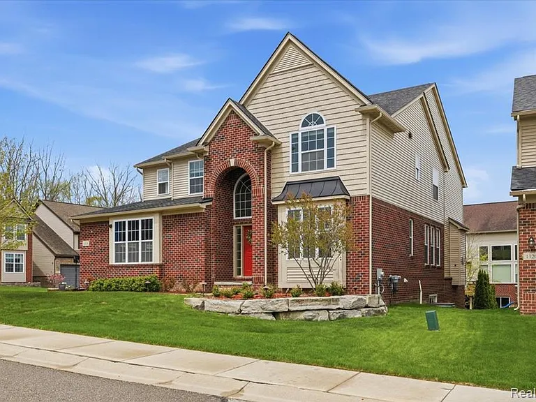 1114 Wales Dr — Photo 3