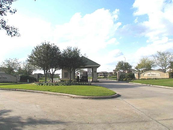 Gated Community with 24-hour manned Security!
