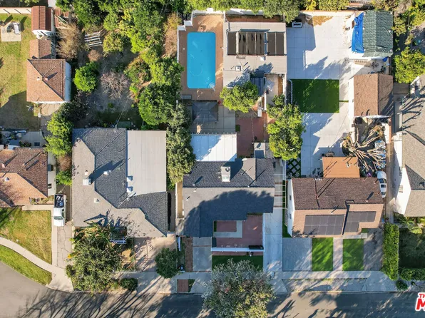18813 Cantlay St, Reseda, CA 91335