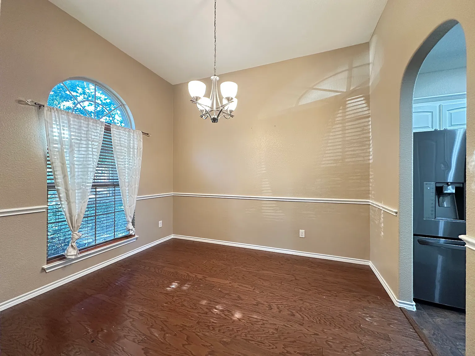4 bed, 2500 sqft, $2,300 — Photo 3