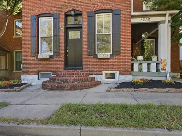 1216 N 5th St, Saint Charles, MO 63301