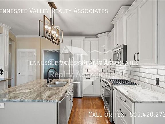 4th image of 821 Foxfield Ln