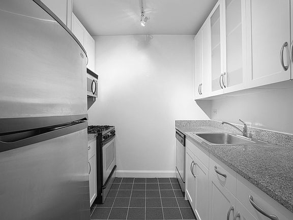 5th image of 360 W 43rd St APT S3d