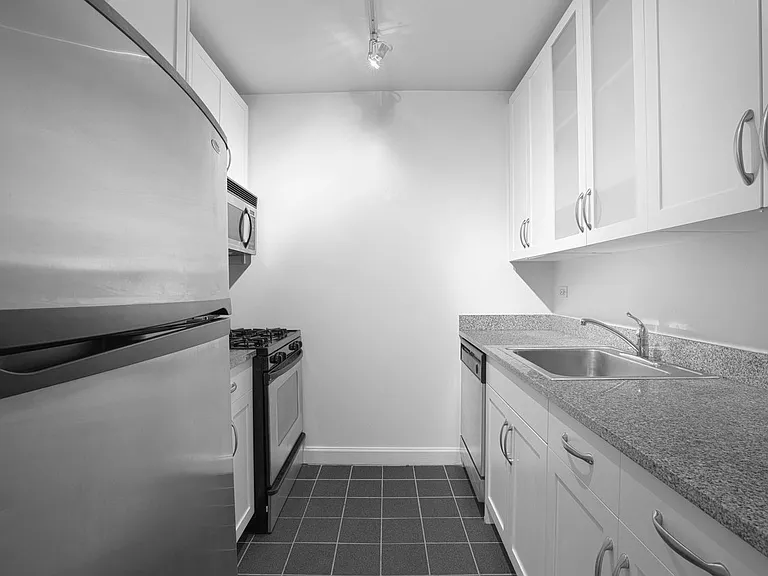 360 W 43rd St #S4D — Photo 5