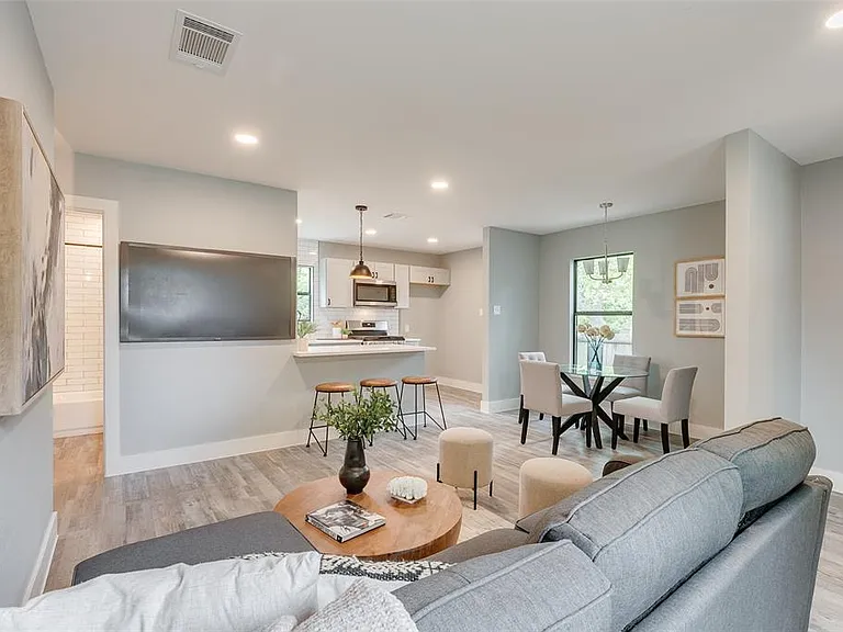 2124 Tisinger Ave — Photo 3
