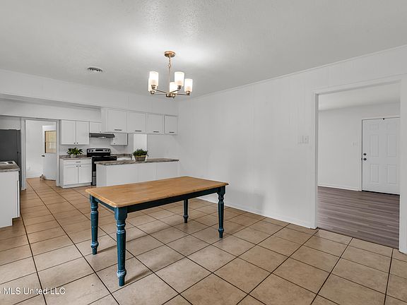 2nd image of 2505 Shady Ln