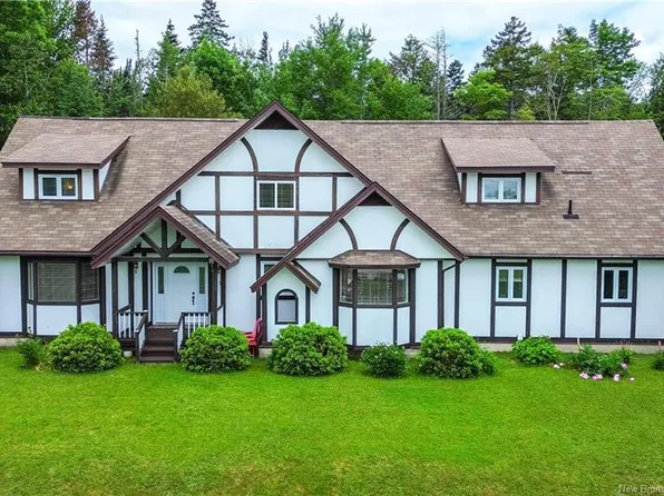 15 Doyle St, Nackawic, NB E6G 1E4