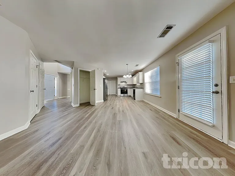 140 N Greenfield Cir — Photo 2