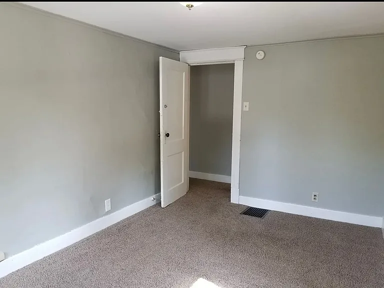601 E University St — Photo 6