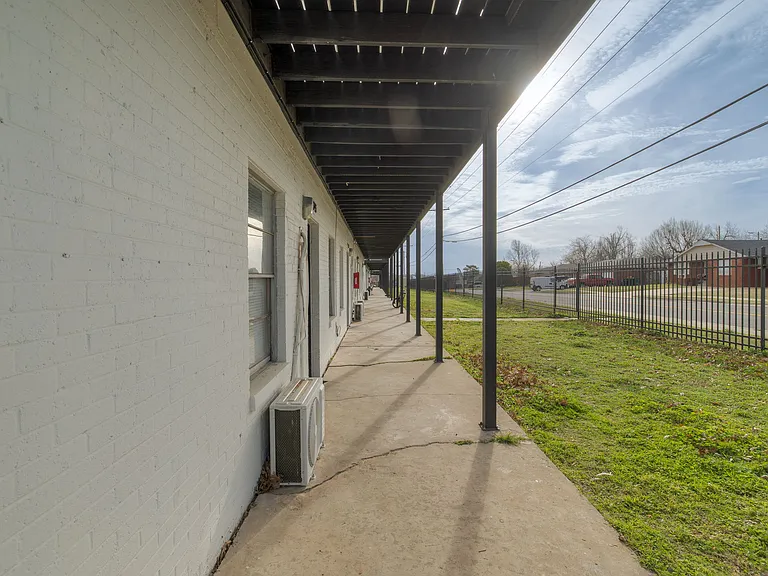 Meridian Apartments — Photo 25