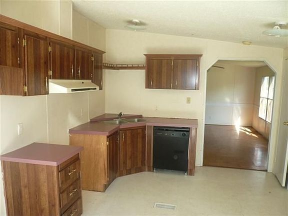 5th image of 102 Whispering Oaks Dr