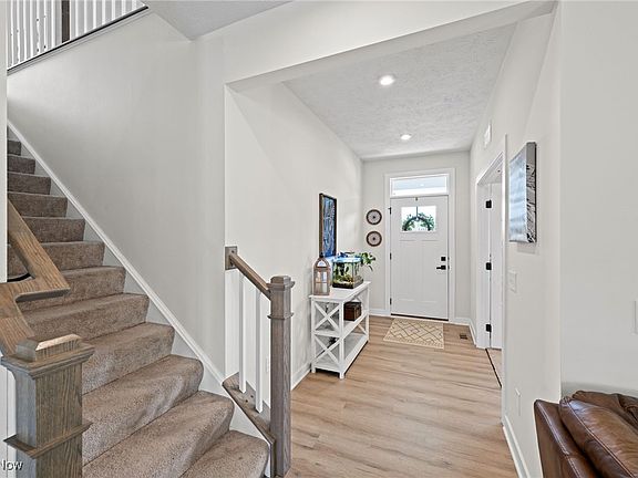 5th image of 23570 Eastbrook Dr