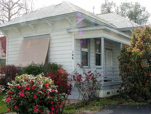 1st image of 106 S Oak St