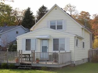 W304N2516 Maple Ave, Pewaukee, WI