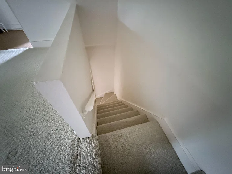 424 Lippincott Ave #B — Photo 3
