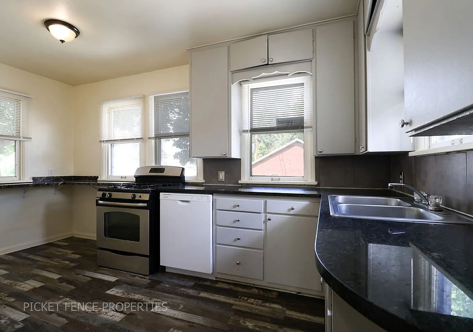 5 Bedroom, 2 bath Home! Close to UNC! — Photo 4