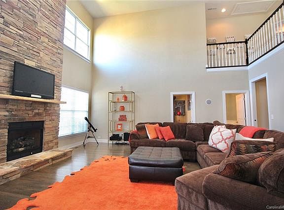 3rd image of 2561 Chatham Dr