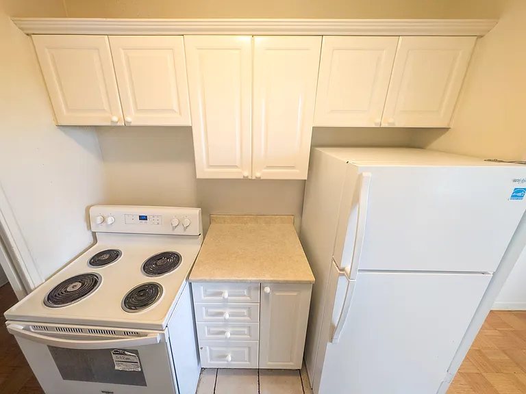450 Walmer Rd — Photo 32