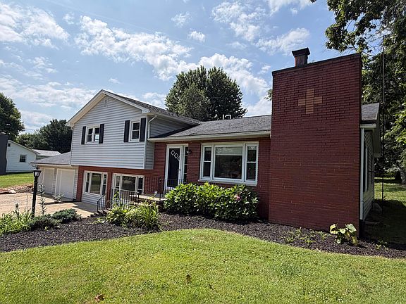3rd image of 3228 Meadowbrook Dr NE