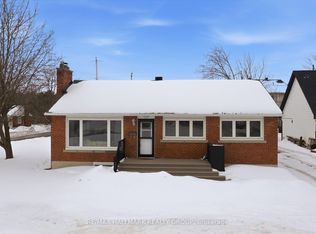 26 Florette St, Ottawa, ON K1J 7L4