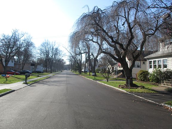 5th image of 8 Francine Ave