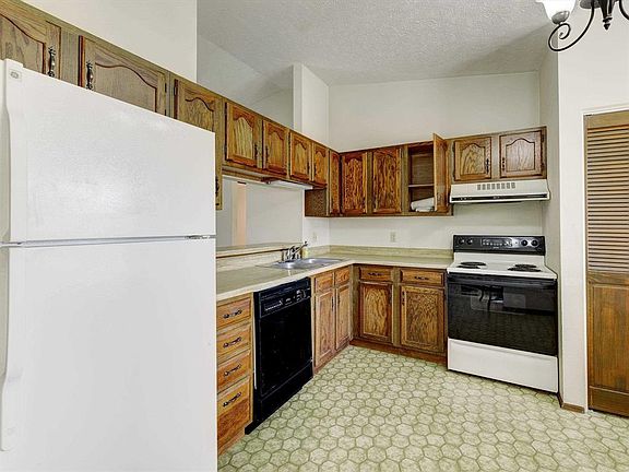 3rd image of 3801 Broadleaf Ct