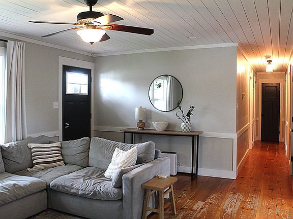 5th image of 218 Dogwood St