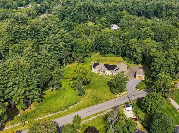 5 Chase Rd, Londonderry, NH 03053