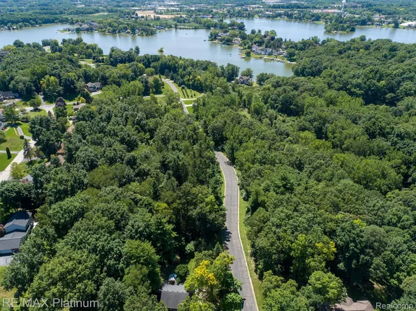 7 Hideaway Ct, Brighton, MI 48114