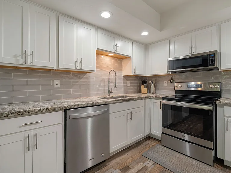 100 Lake Village Dr — Photo 13