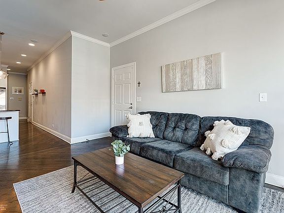 5th image of 2625 W Belmont Ave Unit 1
