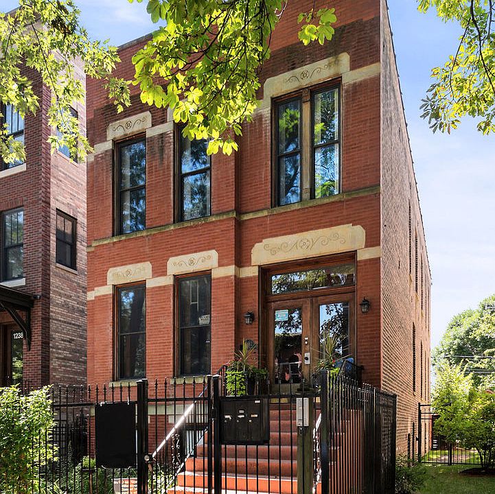 1st image of 1242 N Hoyne Ave #Garden