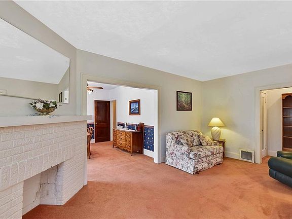 4th image of 1528 Winton Ave
