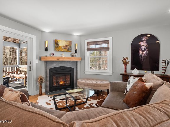 3rd image of 594 Shunpike Rd