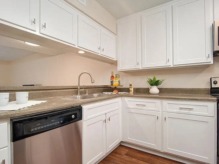 Wilbur Oaks Apartments — Photo 33
