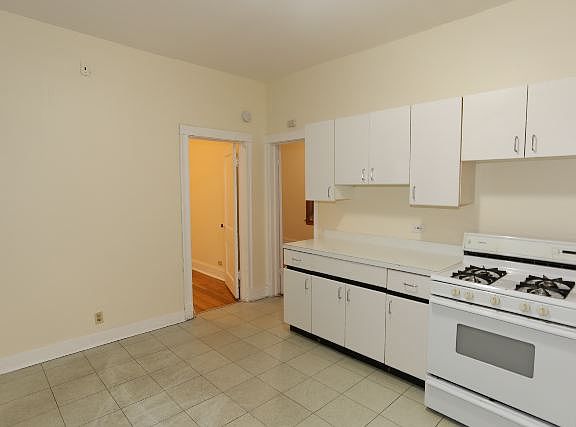 3rd image of 953 N Hoyne Ave #2