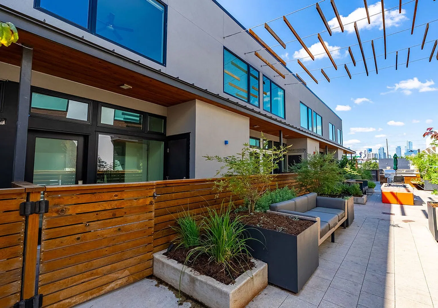 Beautiful 1 bedroom, 1.5 bathroom home in Central East Austin! — Photo 2